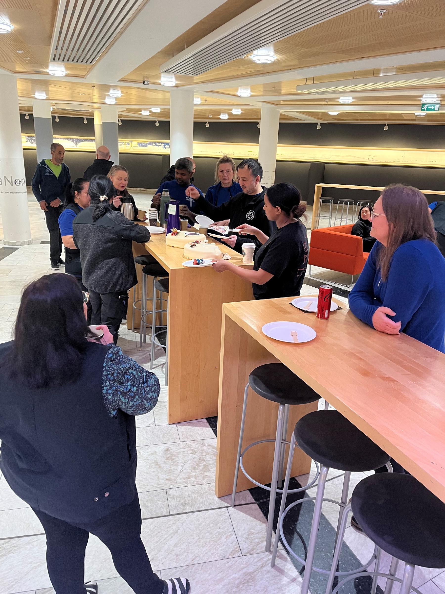 Renholdernes dag ble avholdt på flere steder på Campusen i Tromsø. I Solhallen hadde omlag 20 renholdere møtt opp.